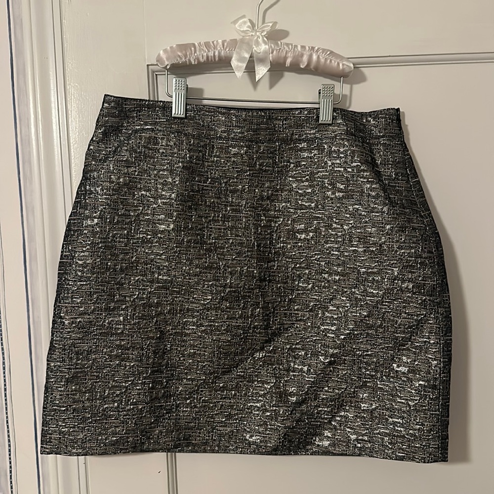 Metallic mini skirt by Banana Republic, Size 6 🖤🤍